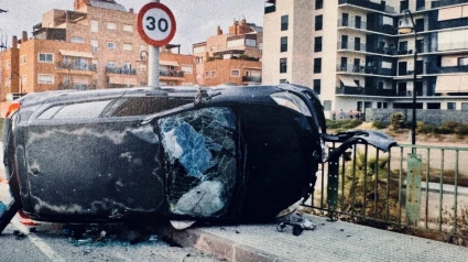 El coche volcado tras el accidente