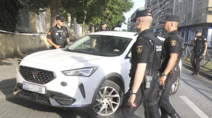El coche de Juana Rivas a la llegada al juzgado donde ha entregado este viernes a su hijo menor, de 11 años, a su padre, el italiano Francesco Arcuri