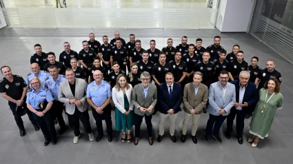 Las autoridades junto a los 29 agentes que han concluido su formación en la Academia de Policía Local celebrada en Lorca