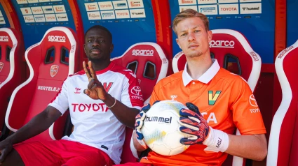 Los jugadores del Valenciennes FC posando con la nueva camiseta