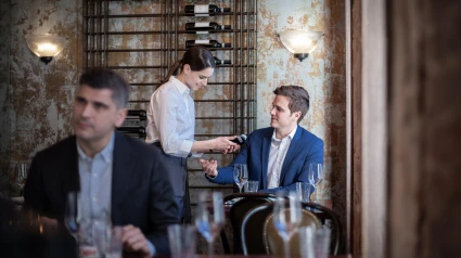 Un hombre paga la cuenta de un restaurante
