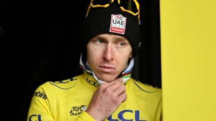 La cara de Pogacar antes de subir al podio de La Plagne