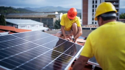 Operarios instalando placas fotovoltaicas