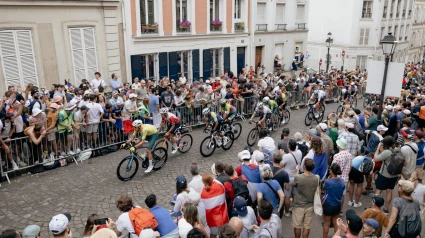 Ciclistas en Montmartre durante los Juegos Olímpicos de París