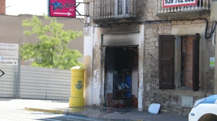Imagen de local calcinado por el fuego en Bellpuig (Lleida)