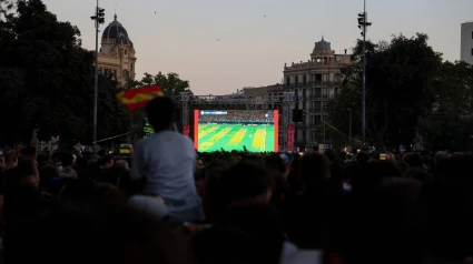 Pantalla gigante en Barcelona durante la final de la Eurocopa masculina