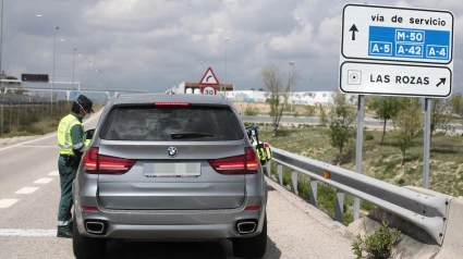 Un guardia civil da el alto a un vehículo