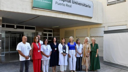 Foto de familia en la puerta principal del Hospital de Puerto Real (Cádiz)
