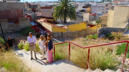 El alcalde y concejalas del gobierno de Lorca en uno de los solares expropiados para convertirlo en zona verde en San Cristóbal