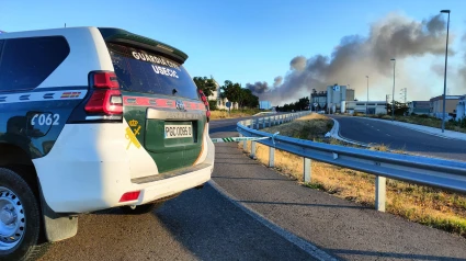 Imagen del humo en las primeras horas del incendio de la empresa química Unión Derivan, en Zuera