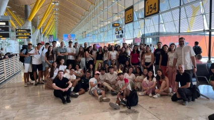 Grupo de jóvenes españoles, a punto de entrar al avión que les llevará a Nápoles, su primer destino (Foto: Diócesis de Ávila)