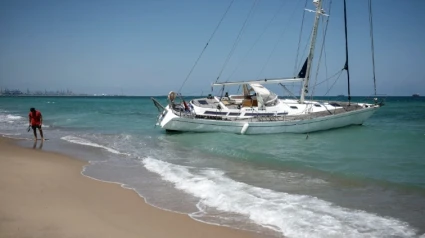 Imagen del velero encallado en la playa de la Garrofera
