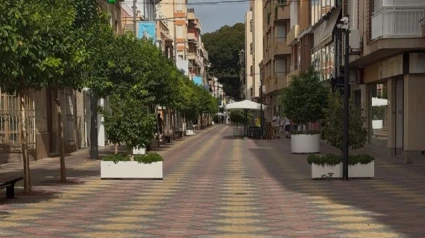 Imagen de la calle peatonal Conde Aranda de Águilas para la que el PP pide la instalación de toldos