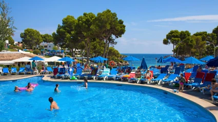 Una piscina llena de bañistas