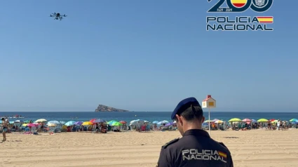 Drones en el cielo y patrullas sobre la arena: así se refuerza la vigilancia policial este verano en las playas de Benidorm