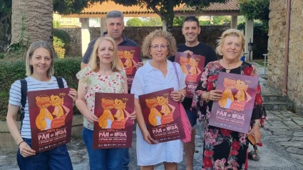 Responsables panaderías locales, alcalde Neda e concejal de Cultura e Turismo presentaron el cartel
