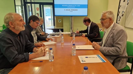 El alcalde de Lugo, Miguel Fernández, mantuvo una reunión con los empresarios de ambos polígonos para avanzar en la materialización de este ambicioso proyecto