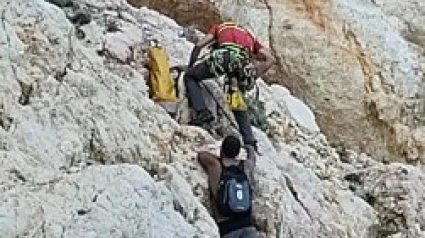 Los rescatistas del Grupo de Rescate (GER) descendiendo por el acantilado para asegurar al hombre atrapado entre las rocas en la costa de Benitatxell