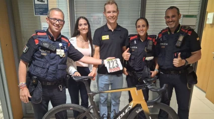 Los Mossos hacen entrega de la bici robada