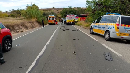 El lugar del accidente en la CV-740, donde los servicios de emergencia, incluyendo una ambulancia y la Policía Local, trabajan para gestionar el tráfico y atender a los involucrados.