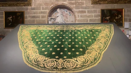 Y La Capilla de San Laureano de la Catedral de Sevilla ha sido testigo esta mañana de una presentación muy especial la de la restauración del famoso Manto Verde de la Virgen de los Reyes y el Niño, después de casi año y medio de restauración Laura Cascajosa, ya está listo para la procesión del día de la Virgen.
CR MANTO VERDE VIRGEN
Si Inma el próximo 15 de agosto en la procesión de la Virgen tenemos que fijarnos muy bien porque nuestra patrona casi va de estreno y también el niño Jesús. Hemos podido contemplarlo muy de cerca y este manto verde de terciopelo de seda, que es una verdadera obra de arte, ha sido sometido a un trabajo tan minucioso de restauración que parece que no ha pasado el tiempo al contemplar esos bordados en oro. Francisco Román, delegado de Patrimonio del Cabildo, ha destacado el gran logro de volver a usarlo ya que su restauración se lleva estudiando desde 2019.
CORTE ROMAN MANTO
El taller de Sucesores de Esperanza Elena Caro, ha sido el equipo experto encargado de la restauración y en quince meses han limpiado los bordados, retirado las restauraciones previas y reconstruido elementos que se habían perdido. El dean del cabildo catedral Francisco José Ortiz ha destacado la coincidencia de la presentación de este manto con el año de la esperanza
CORTE DEAN MANTO
El manto verde de salida de la Virgen de los Reyes está inspirado en los motivos decorativos de la reja del Altar Mayor de la Catedral