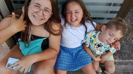 Olaya, rodeada de sus dos hermanos, quienes la apoyan y acompañan en su lucha diaria contra la enfermedad de los "huesos de cristal". Un ejemplo de amor y unidad familiar.