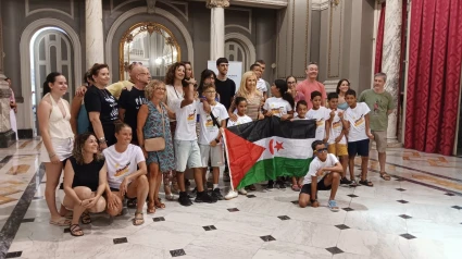 Los niños y niñas, las familias de acogida y concejalas del Ayuntamiento de València