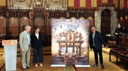 La actriz Emma Vilarasau, el alcalde de Barcelona Jaume Collboni y el artista Lluís Danés junto al cartel de la Mercè 2025 durante su presentación la semana pasada