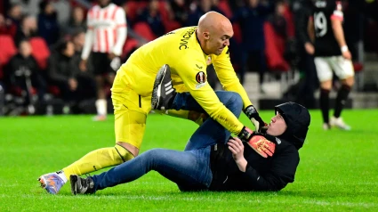 Dmitrovic reduce a un espontáneo que intentó agredirle durante el PSV-Sevilla de Europa League