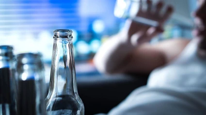 Adolescente tomando un sorbo de alcohol