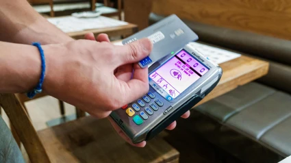 Una persona hace un pago con tarjeta en un establecimiento de Barcelona