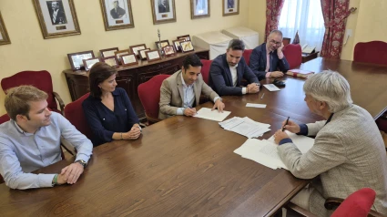 El alcalde de Ferrol en la firma de compra campo fútbol San Xoán