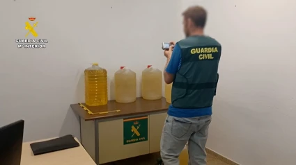 Se calcula que ha estafado unos 70.000 euros entre dinero en efectivo y litros de aceite.
