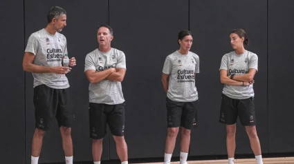 Burgos, Hernández, Sorlí y Estopá hablando durante un entrenamiento