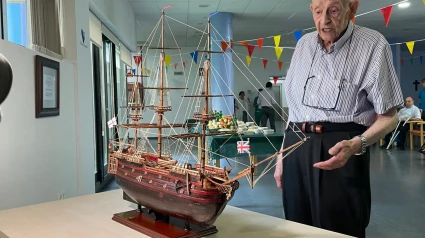Antonio y su maqueta en la Residencia Rey Ardid