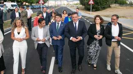 Numerosas autoridades asistieron a la inauguración de la Avenida de As Pías