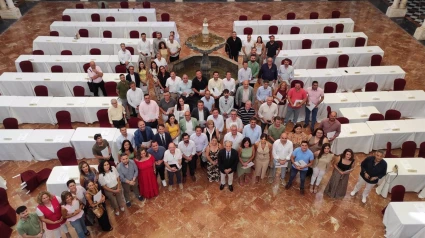 El presidente de la Diputación, Salvador Fuentes (centro), junto a alcaldes de la provincia.