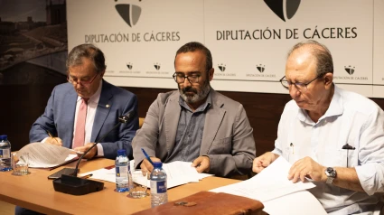 Firma del convenio entre la Diputación de Cáceres y el Colegio de Médicos de Cáceres