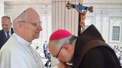 El Papa León XIV con el Arzobispo de Oviedo