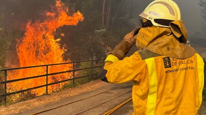 Labores de extinción este miércoles del incendio forestal declarado en las inmediaciones de A Cañiza. Los servicios de extinción lidian este miércoles en Galicia con hasta cinco incendios forestales de importante tamaño que afectan a las provincias de Lugo, Ourense y Pontevedra y que, de forma acumulada, han quemado más de 155 hectáreas de terreno