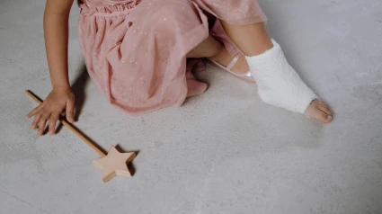 Una niña con escayola