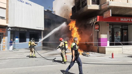 Bomberos sofocan el incendio de la isleta de contenedores en Juan Carlos I