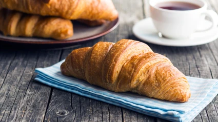 imagen de un cruasán y un café