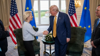 El presidente Donald J. Trump participa en una reunión bilateral con la presidenta de la Comisión Europea, Ursula von der Leyen, en el campo de golf Trump Turnberry en Turnberry, Escocia.