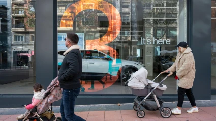 Los peatones pasan frente a la sala de exposición del fabricante sueco de automóviles eléctricos Polestar en España.