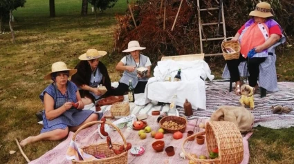 Para animar a la gente a participar, la asociación Amuruxe ha organizado un concurso fotográfico con el mandilón como prenda fetiche