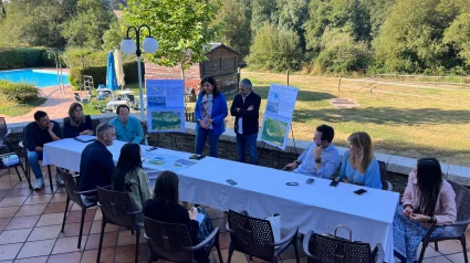 El Partido Popular eligió las instalaciones de Los Robles para presentar sus propuestas de cara a la creación de una zona pública de baño en el Miño