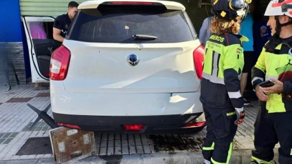 Un coche se lleva por delante una terraza en Rincón de la Victoria y deja a cuatro personas heridas