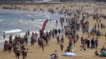 Bañistas en la playa de San Lorenzo, Gijón