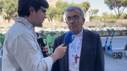 Mons. Luis Argüello en los micrófonos de 'La Linterna de la Iglesia'